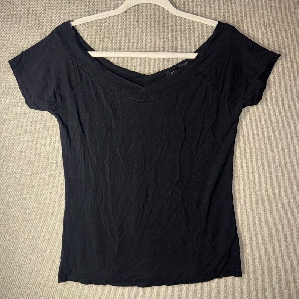 Sarin Mathews size large Classic Black V-Neck Women's Tee